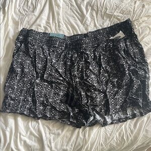Old Navy Black and White Patterned Women Shorts